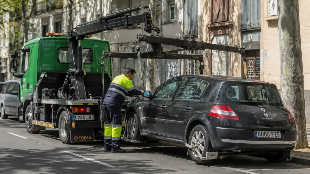actuacion de la grua municipal tras una multa por aparcar en tu propio vado